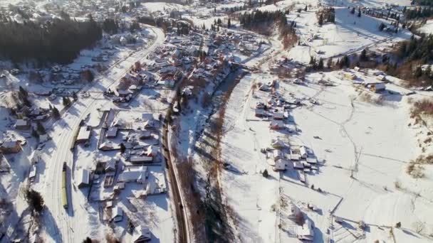 Reisen und Transport im Winter. Der Zug kommt am Bahnhof neben der Straße an. — Stockvideo