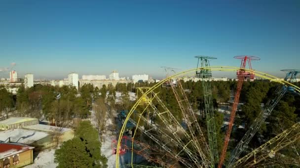 Empty ferris wheel ride in winter park. — Stock Video