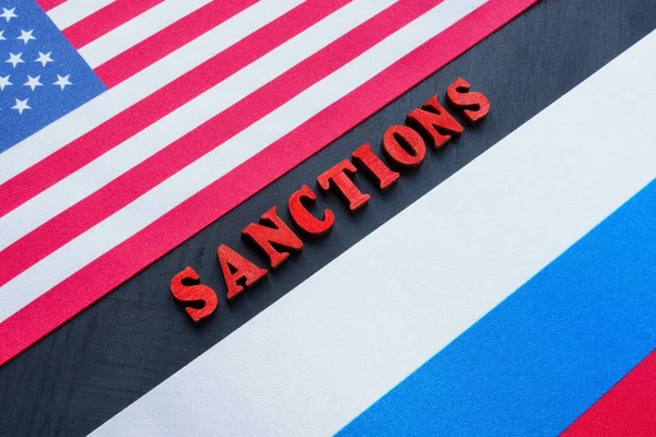 Слово Санкции и флаг США и России. — стоковое фото