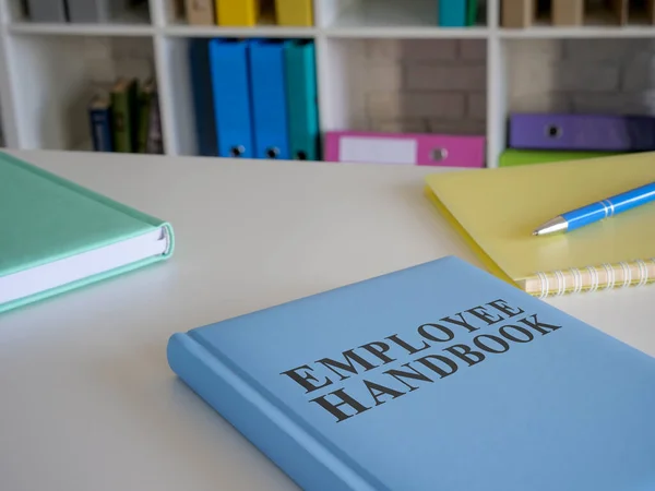 Buku pegangan karyawan biru di meja kantor. — Stok Foto