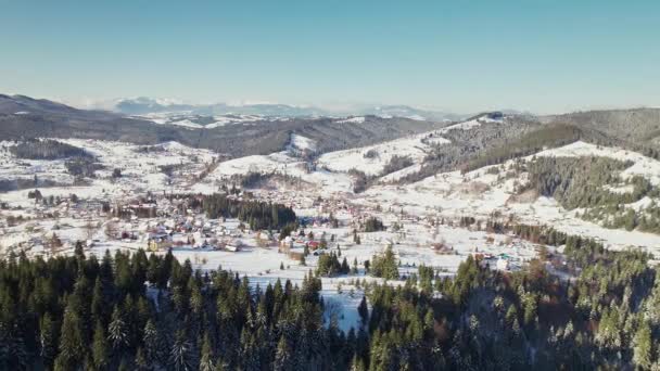 Beautiful calm countryside in winter. Village in a valley between mountains. — Stock Video