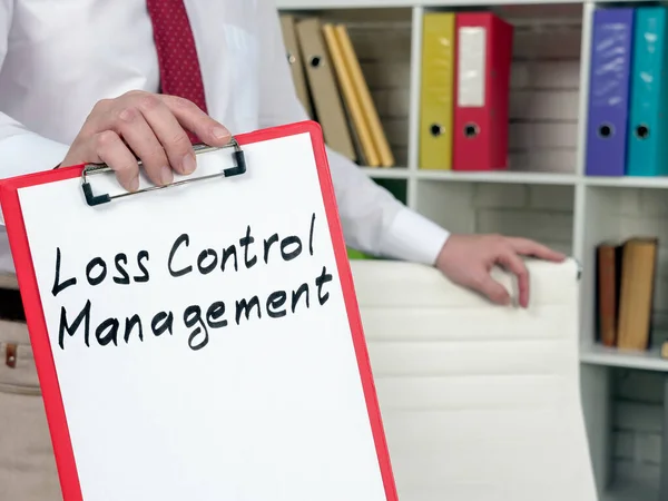 Um gerente mostra área de transferência vermelha com gerenciamento de controle de perda. — Fotografia de Stock