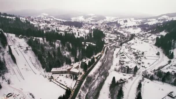 Estación de esquí en las montañas. Oscuro niebla invierno clima y carretera. — Vídeos de Stock