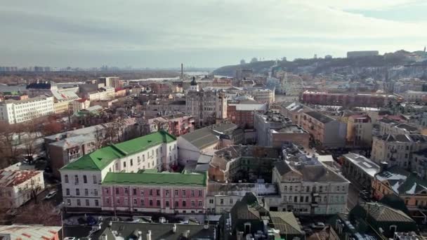 Stock video Old houses of a European city. Panorama of Kyiv with roofs covered with snow.