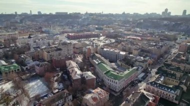 Peyzaj Kyiv şehir manzarası. Avrupa 'da sokaklar ve eski binalar üzerinde uçuyor.