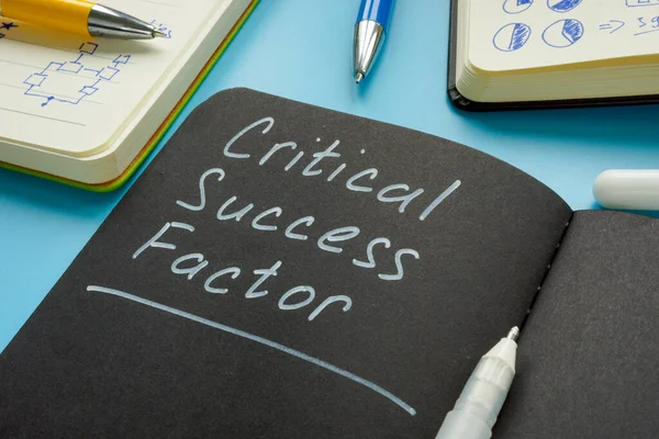 Kritikus sikertényező feljegyzés a jegyzettömbben és a tollban. — Stock Fotó