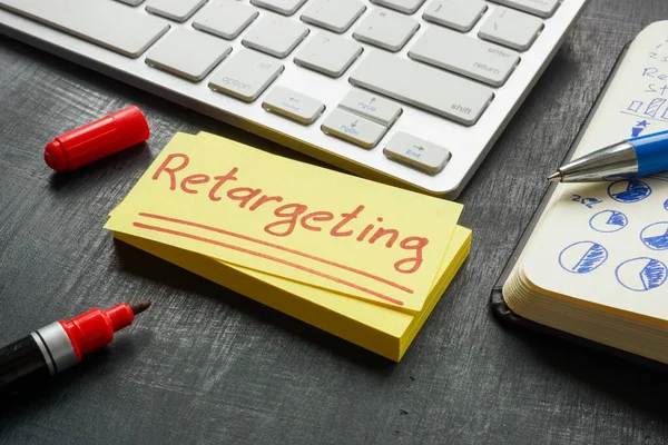 Retargeting memo geschreven op de gele sticker. — Stockfoto