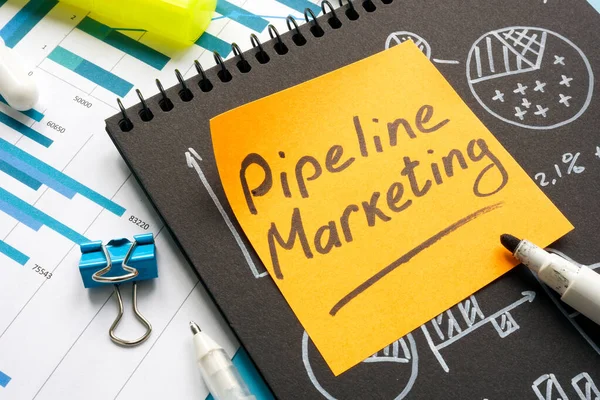 Promemoria di marketing Pipeline e blocco note con segni. — Foto Stock