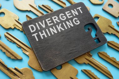 Metal tuşlara kazınmış plaka. Uyumsuz düşünme konsepti.