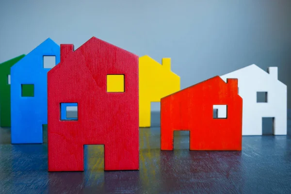 Modelos de casa multicolores. Concepto de inversión inmobiliaria. — Foto de Stock