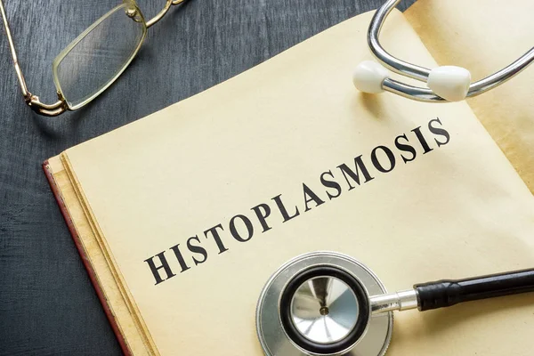 Libro sobre la enfermedad de Histoplasmosis y un estetoscopio. — Foto de Stock