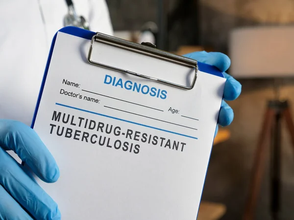 Médico muestra diagnóstico Tuberculosis multirresistente TB MDR. — Foto de Stock