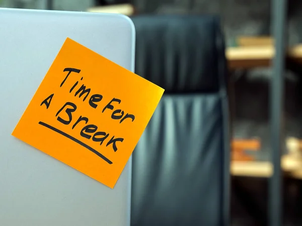 Werkplaats en sticker op de laptop met teken Tijd voor een pauze. — Stockfoto