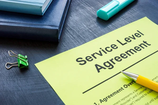 Formularz umowy o gwarantowanym poziomie usług do podpisu i pióra. — Zdjęcie stockowe
