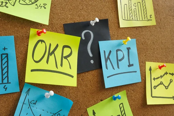 Memo sticks com palavras OKR vs KPI no tabuleiro. — Fotografia de Stock
