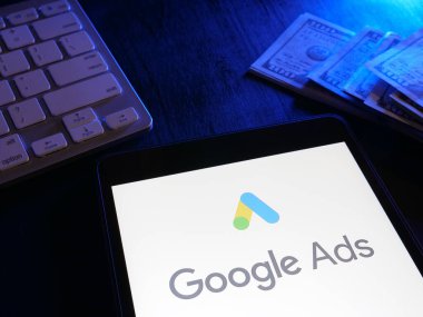 KYIV, UKRAINE - 20 Mart 2022. Google reklam logosu ve para.