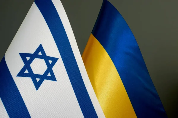 Vlaggen van Israël en Oekraïne. Diplomatieke betrekkingen tussen landen. — Stockfoto