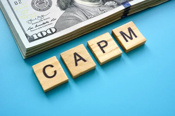 Dopisy CAPM Capital Asset Pricing Model a balík peněz. — Stock fotografie