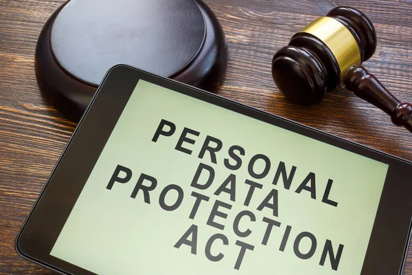 La Ley de Protección de Datos Personales PDPA firmar en la pantalla y martillo. — Foto de Stock