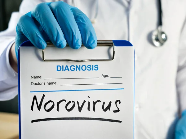 Az orvos azt mutatja, a diagnózis norovírus az űrlapon. — Stock Fotó
