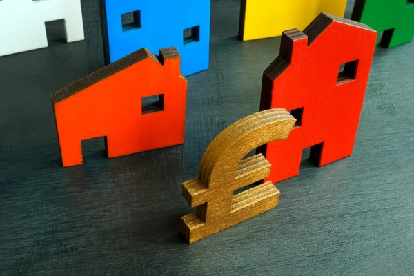 Моделі будинків і британський знак фунта. БТЛ або купівля іпотеки. — стокове фото