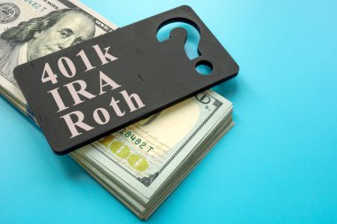 Yığınla para ve plaka içinde 401k, IRA ve Roth emeklilik planları var..