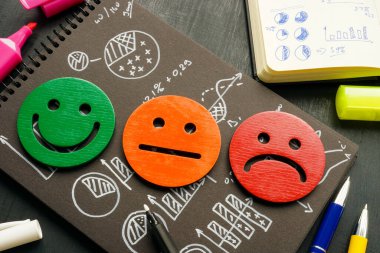 Müşteri memnuniyeti kavramı. Pazarlama anket verilerindeki gülümsemeler.