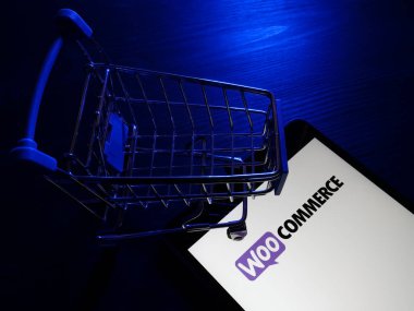 KYIV, UKRAINE - 30 Mart 2022. WooCommerce platformunun logosuna sahip tablet.