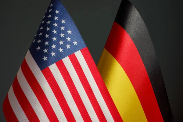 Banderas de Estados Unidos y Alemania como símbolo de las relaciones políticas. — Foto de Stock