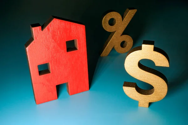 房子模型美元和百分比签名。抵押贷款或房地产投资标志. — 图库照片