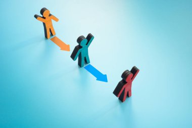 Şekiller ve renkli oklar. Liderlik Geçişi kavramı.