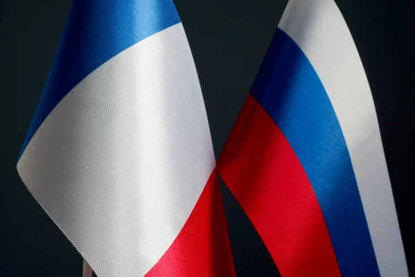 Vlaggen van Frankrijk en Rusland. Politiek relatieconcept. — Stockfoto