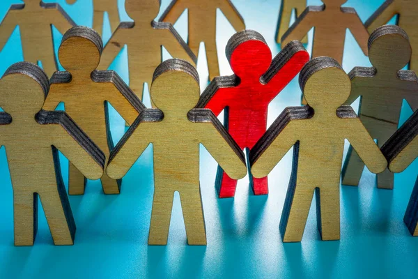 Ser diferente y concepto de líder. Una multitud de figuritas y una roja. — Foto de Stock