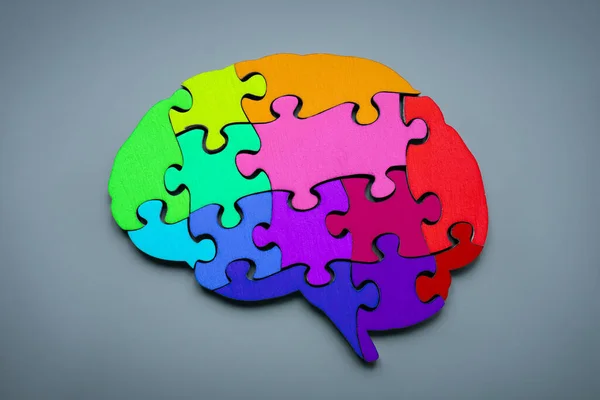 Концепция невроразнообразия. Мозг из разноцветных кусочков головоломки. — стоковое фото