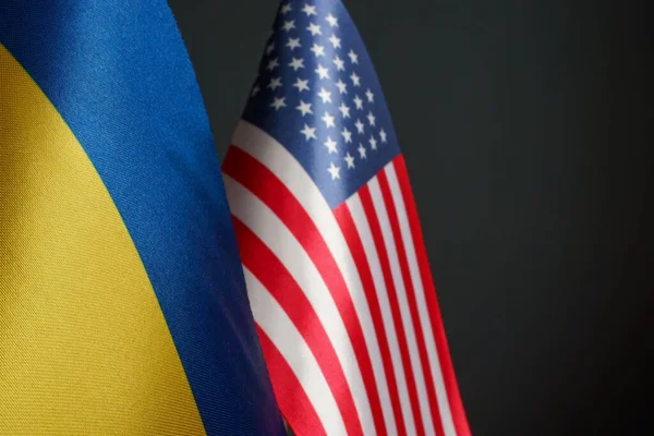 Vlaggen van Oekraïne en de VS als symbool van diplomatieke betrekkingen. — Stockfoto