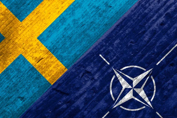 KYIV, UKRAINE - 20 avril 2022. Drapeaux de la Suède et de l'OTAN. — Photo
