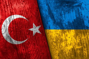 Tahtada Türkiye ve Ukrayna bayrakları.