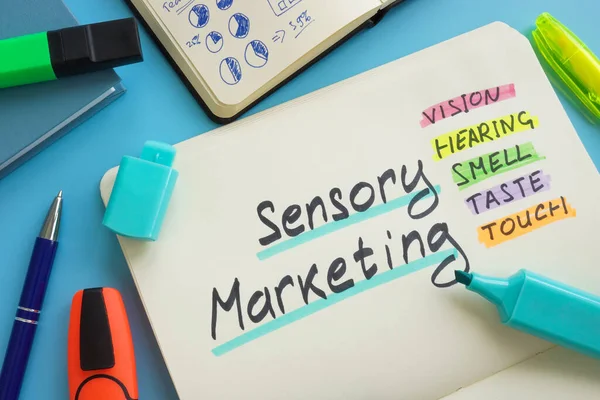 Abrir bloc de notas y marcas sobre marketing sensorial. — Foto de Stock