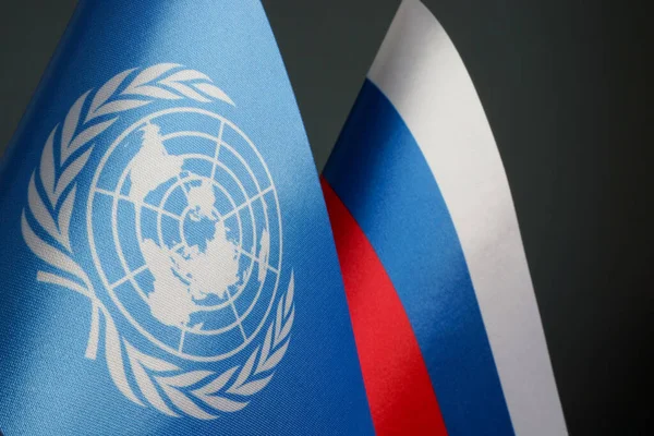 KYIV, UKRAINE - 19 april 2022. Vlaggen van de VN en Rusland. — Stockfoto