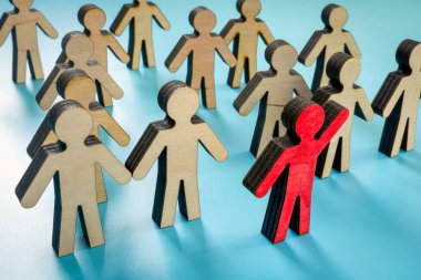 Heykellerden bir kalabalık ve lider olarak kırmızı olan..