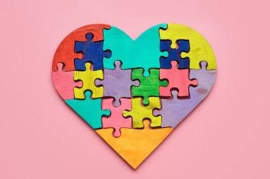 Renkli yapboz parçalarından kalp. Otizm kavramı.