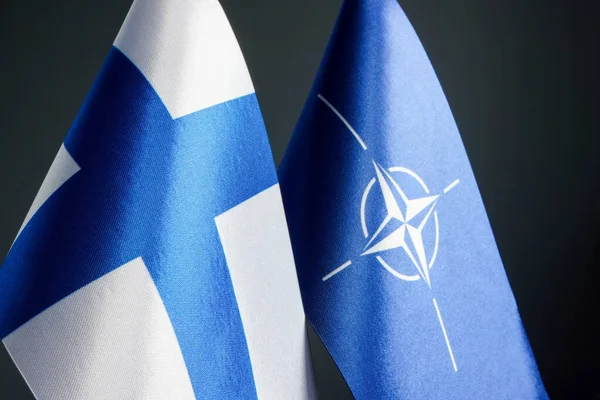 KYIV, UKRAINE - 1 травня 2022 року. Прапори Фінляндії та НАТО. — стокове фото