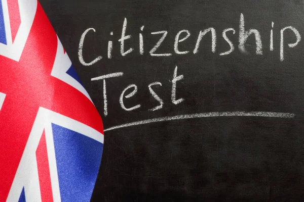 UK vlajka a občanství test na tabuli. — Stock fotografie