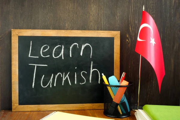 Learn Turkish. A small board and a flag nearby. — стокове фото