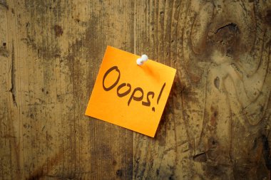 Tahtaya yapıştırılmış bir etiket. Tüh. Bir şeyler ters gitti..