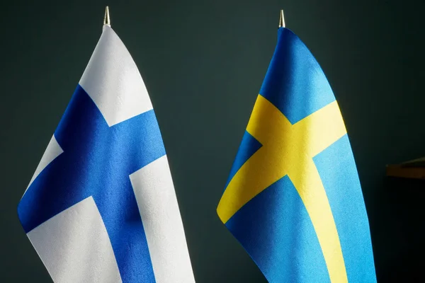Маленькі прапори Швеції та Фінляндії. — стокове фото