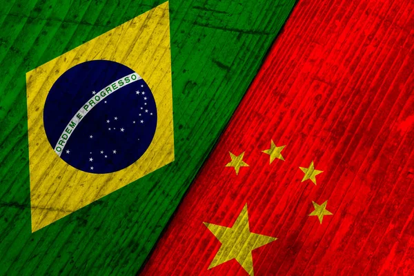 Banderas de Brasil y China sobre una superficie de madera. — Foto de Stock