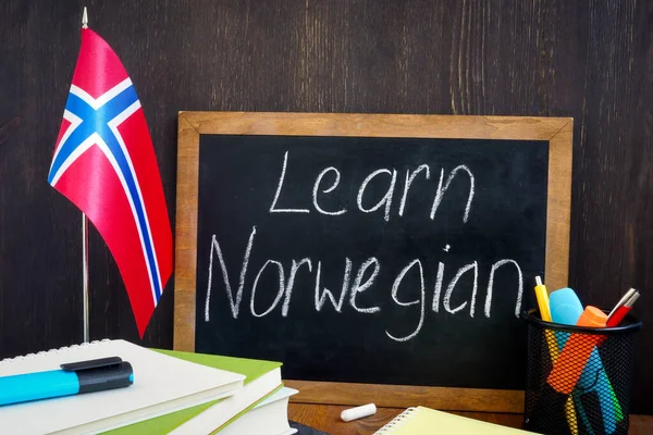 Вивчіть норвезький напис на маленькій дошці.. — стокове фото