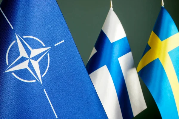 KYIV, UKRAINE - 17 травня 2022. Прапори НАТО, Фінляндії та Швеції приєдналися до альянсу.. — стокове фото