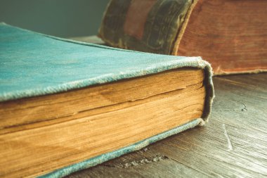 Masanın üzerinde duran eski kitapların yakın çekimi..